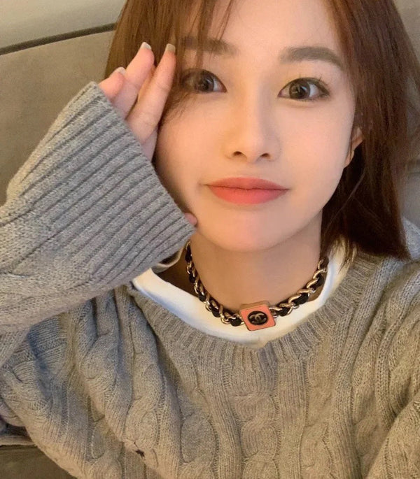 CHAIN CHOKER IN GOLD-PLATED METAL WITH LEATHER THROUGH LINKS