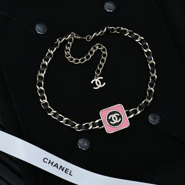 CHAIN CHOKER IN GOLD-PLATED METAL WITH LEATHER THROUGH LINKS