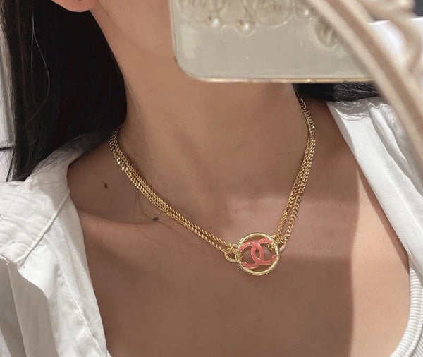 GIROCOLLO A CATENA IN METALLO PLACCATO ORO CON COLORI SMALTATI E PENDENTE CON LOGO TONDO