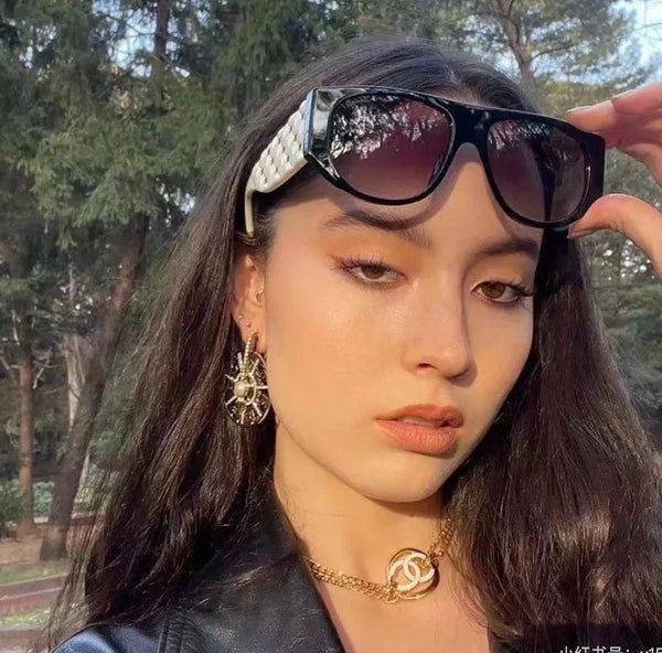 GIROCOLLO A CATENA IN METALLO PLACCATO ORO CON COLORI SMALTATI E PENDENTE CON LOGO TONDO