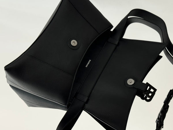 DOWNTOWN M CROSSBODY BAG 32 IN BLACK SOFT LAMBSKIN