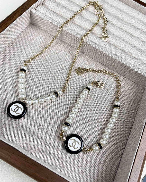 CLASSIC CC PEARL CHAIN NECKLACE WITH IMITATION PEARLS BLACK RESIN