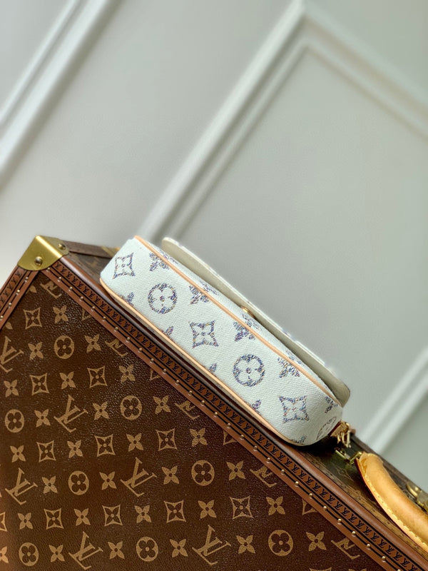 Lv Wallet on Chain Ivy 23.5 White Monogram jacquard fabric