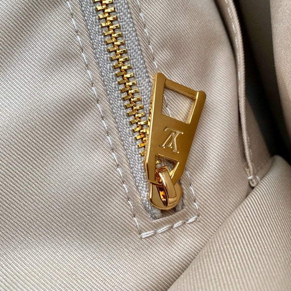 Lv OntheGo MM Beige Leather White Monogram jacquard fabric