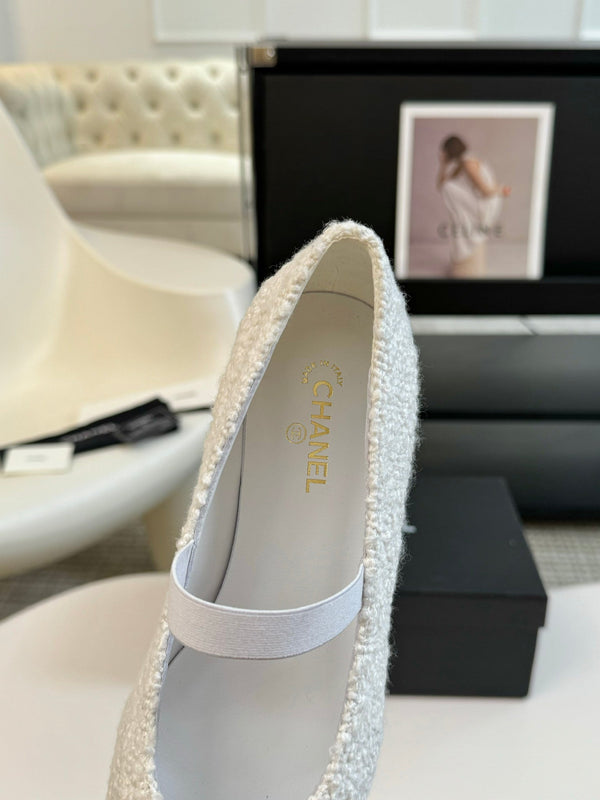 CC MARY JANE IN WHITE TWEED AND BLACK SATIN