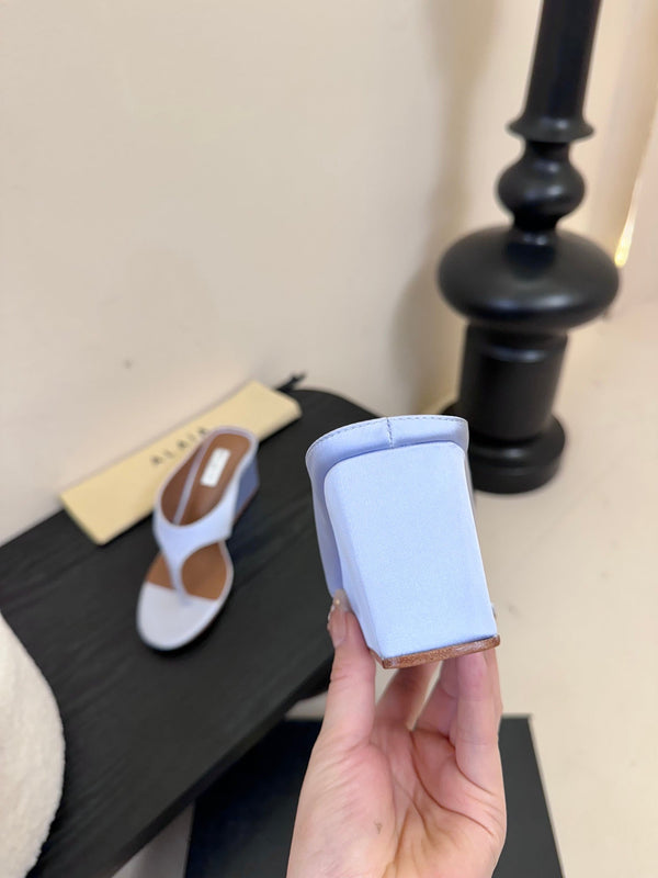 Alaia 25 Cube Thong Mules Blu Satin Montone 297038