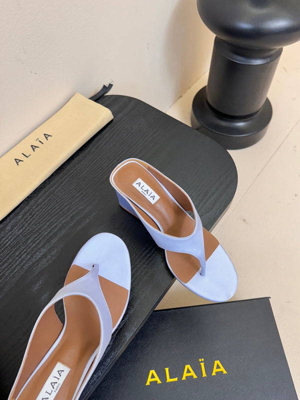 Alaia 25 Cube Thong Mules Blu Satin Montone 297038