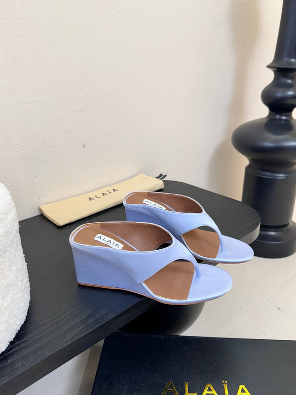 Alaia 25 Cube Thong Mules Blu Satin Montone 297038