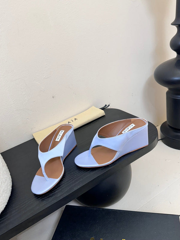 Alaia 25 Cube Thong Mules Blu Satin Montone 297038