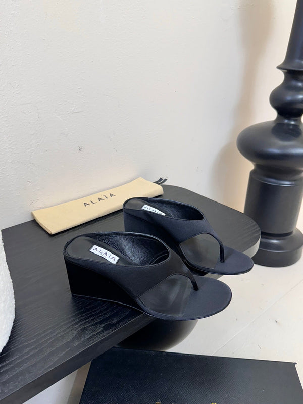 Alaia 25 Cube Thong Mules Black Satin Sheepskin 297039