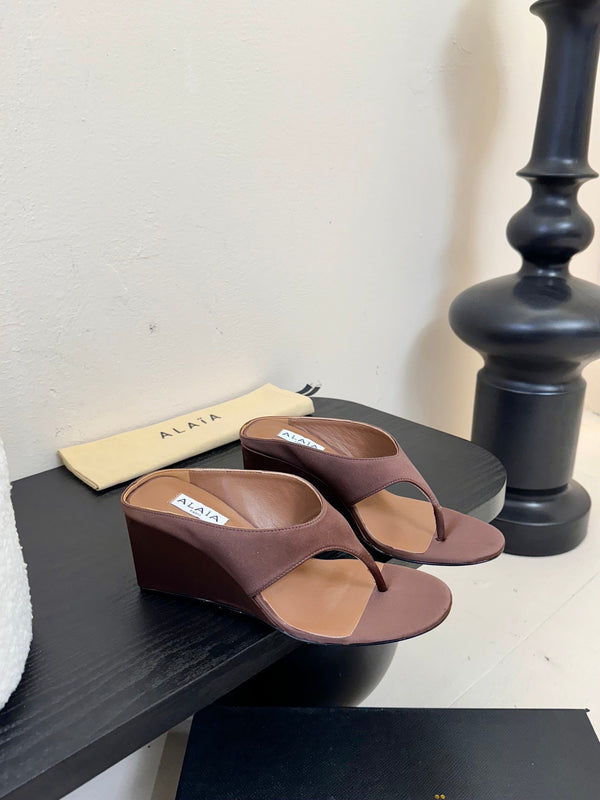 Alaia 25 Cube Thong Mules Brown Satin Sheepskin 297040