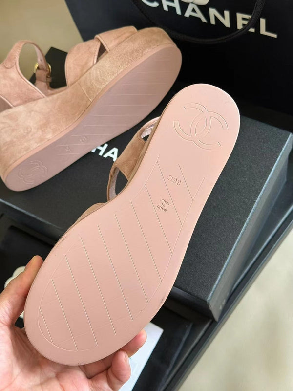 SANDALI CON ZEPPA CC CLASSIC IN PELLE SCAMOSCIATA DI AGNELLO ROSA CHIARO