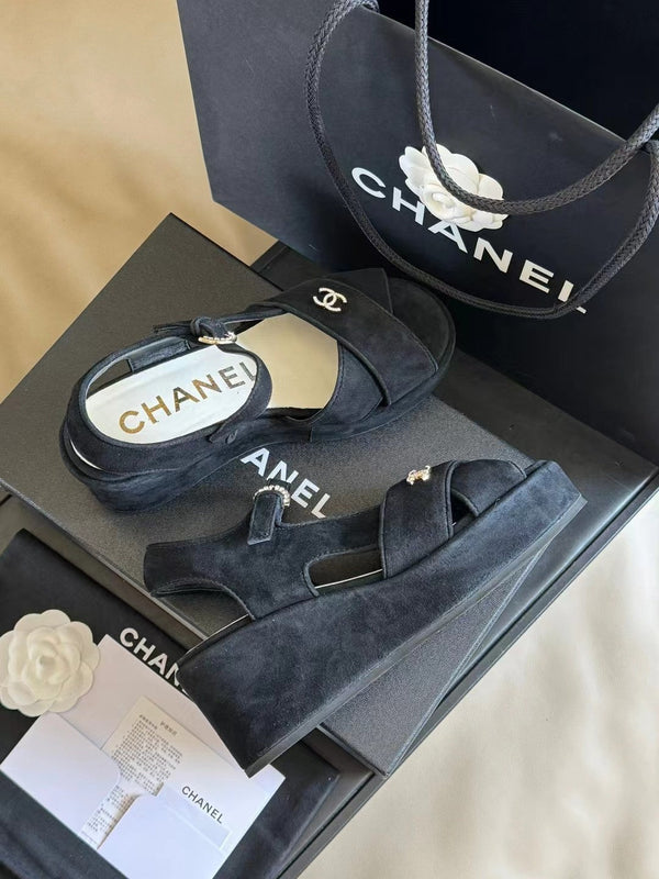 SANDALI CON ZEPPA CC CLASSIC IN PELLE SCAMOSCIATA DI AGNELLO NERA