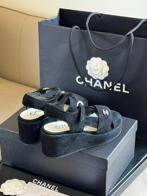 SANDALI CON ZEPPA CC CLASSIC IN PELLE SCAMOSCIATA DI AGNELLO NERA