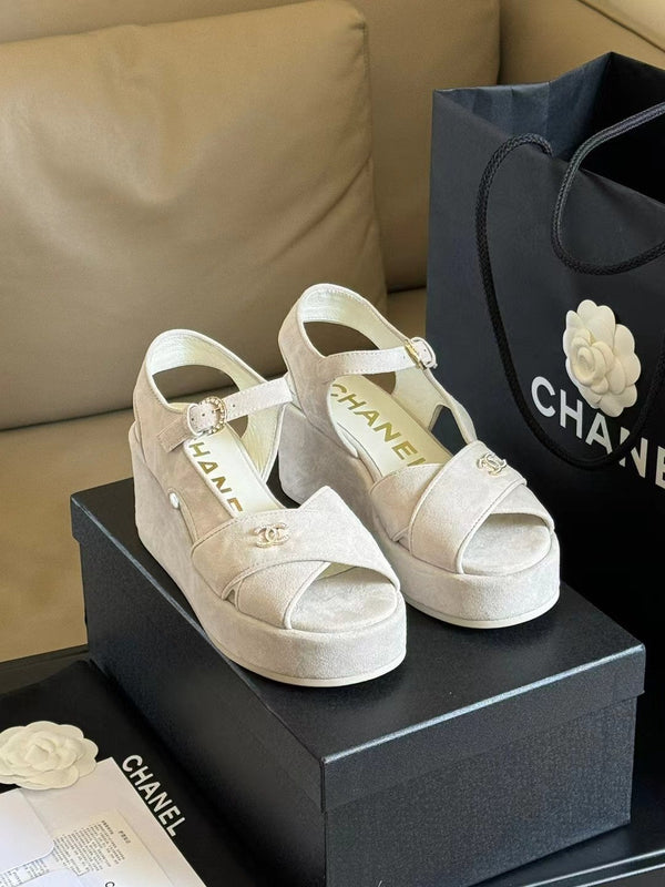 CC CLASSIC WEDGE SANDALS IN WHITE LAMBSKIN SUEDE