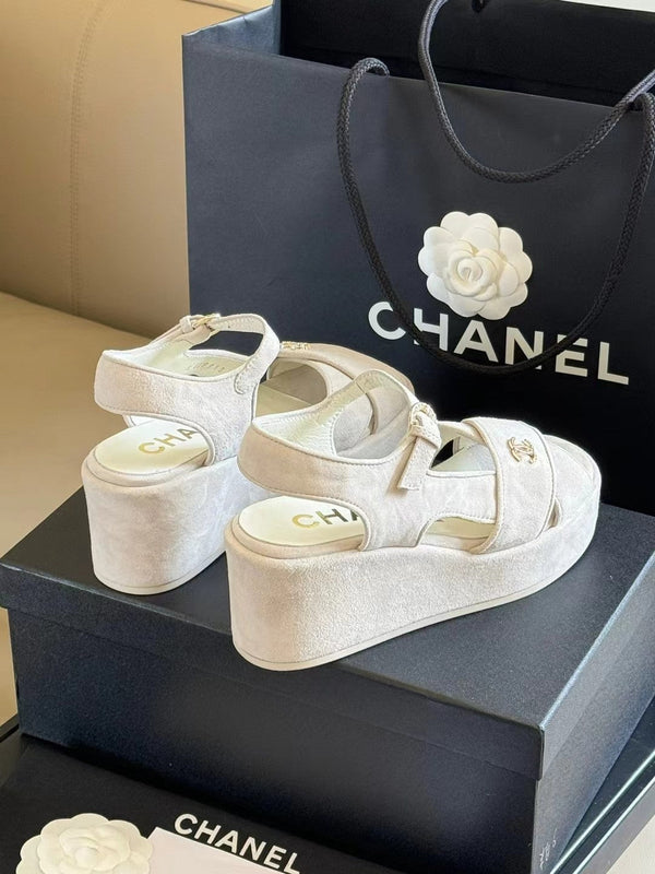 CC CLASSIC WEDGE SANDALS IN WHITE LAMBSKIN SUEDE