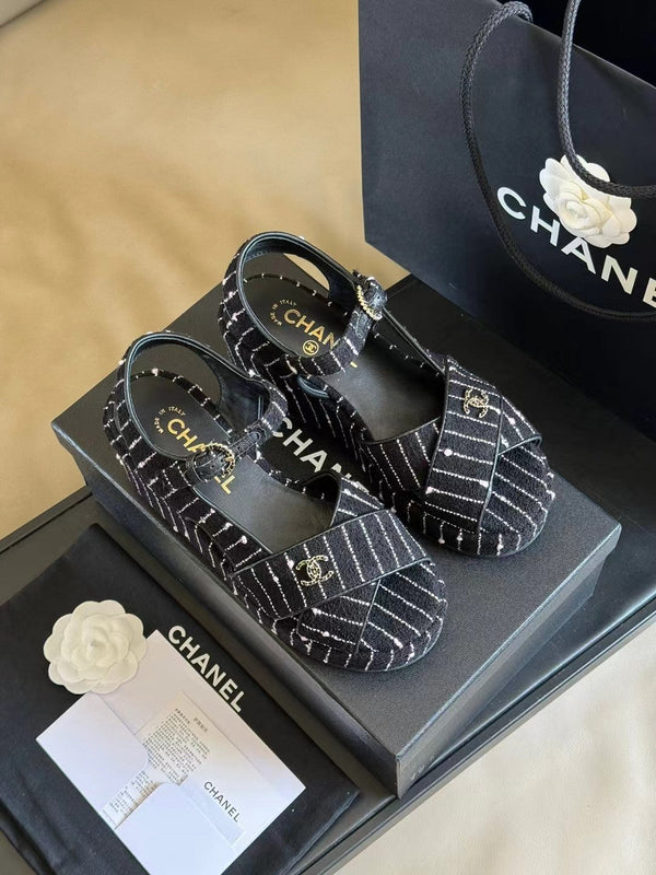 SANDALI CON ZEPPA CC CLASSIC IN PELLE SCAMOSCIATA DI AGNELLO NERA E BIANCA