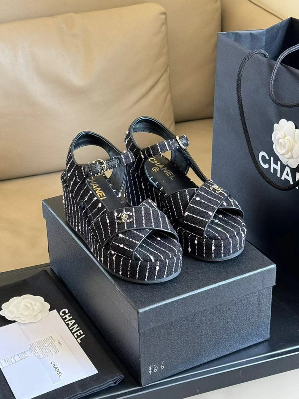 SANDALI CON ZEPPA CC CLASSIC IN PELLE SCAMOSCIATA DI AGNELLO NERA E BIANCA