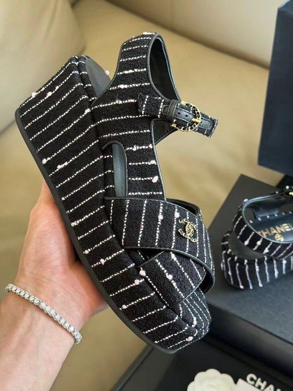 SANDALI CON ZEPPA CC CLASSIC IN PELLE SCAMOSCIATA DI AGNELLO NERA E BIANCA