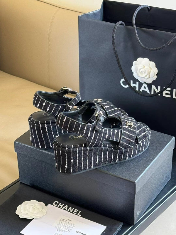 SANDALI CON ZEPPA CC CLASSIC IN PELLE SCAMOSCIATA DI AGNELLO NERA E BIANCA