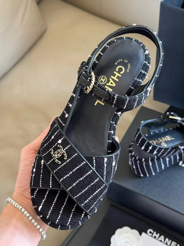 SANDALI CON ZEPPA CC CLASSIC IN PELLE SCAMOSCIATA DI AGNELLO NERA E BIANCA