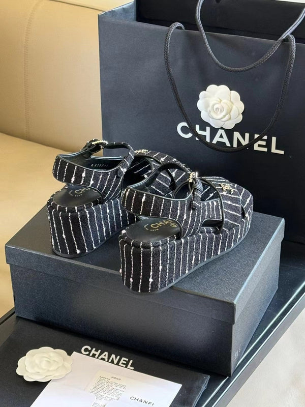 SANDALI CON ZEPPA CC CLASSIC IN PELLE SCAMOSCIATA DI AGNELLO NERA E BIANCA