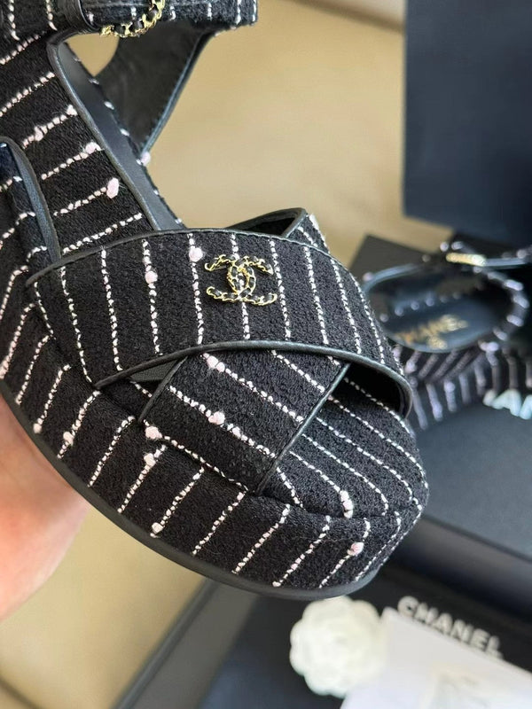 SANDALI CON ZEPPA CC CLASSIC IN PELLE SCAMOSCIATA DI AGNELLO NERA E BIANCA