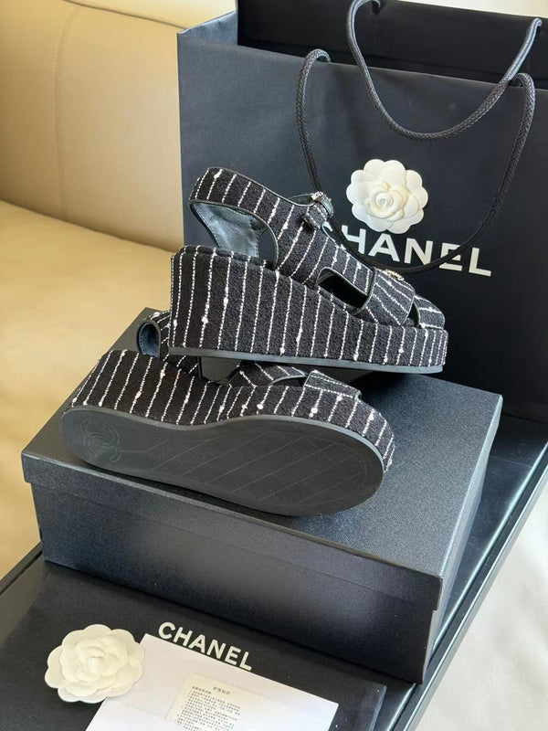 SANDALI CON ZEPPA CC CLASSIC IN PELLE SCAMOSCIATA DI AGNELLO NERA E BIANCA