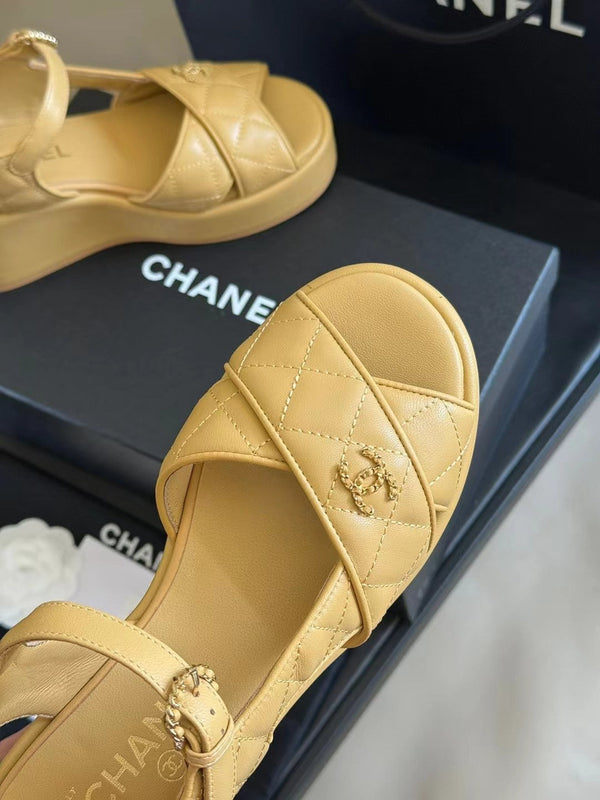 SANDALI CON ZEPPA CC CLASSIC IN PELLE DI AGNELLO GIALLO CHIARO