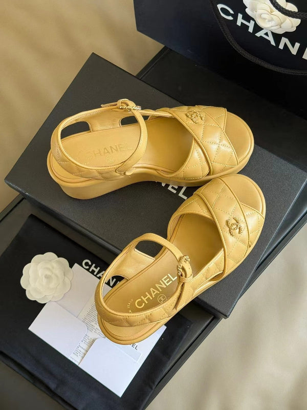 SANDALI CON ZEPPA CC CLASSIC IN PELLE DI AGNELLO GIALLO CHIARO