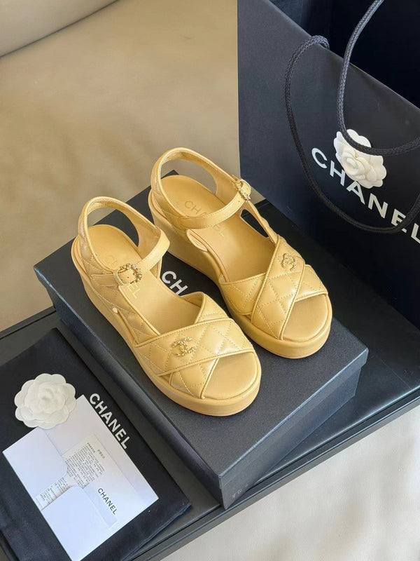 SANDALI CON ZEPPA CC CLASSIC IN PELLE DI AGNELLO GIALLO CHIARO