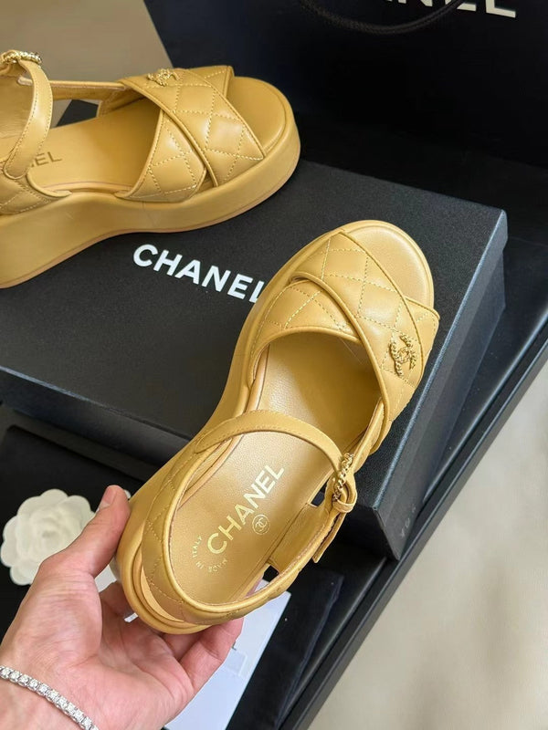 SANDALI CON ZEPPA CC CLASSIC IN PELLE DI AGNELLO GIALLO CHIARO