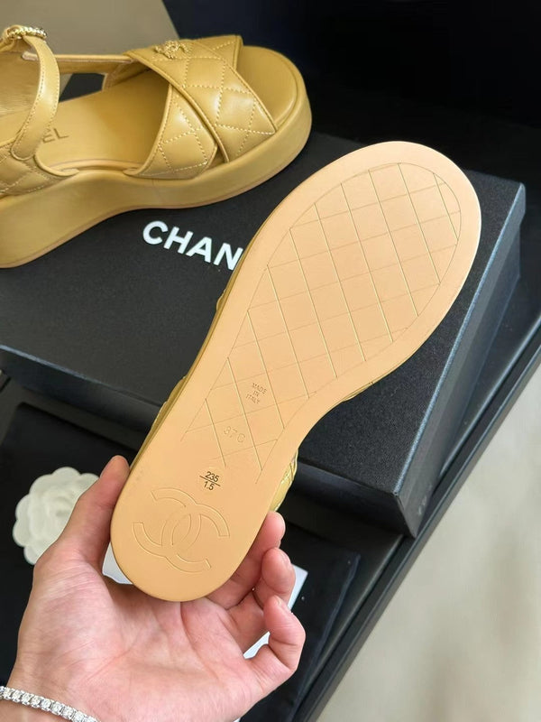 SANDALI CON ZEPPA CC CLASSIC IN PELLE DI AGNELLO GIALLO CHIARO