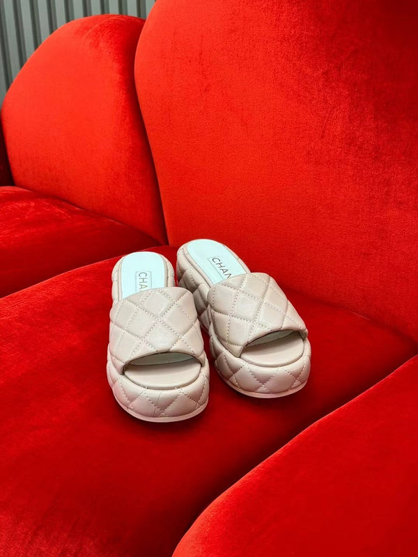 CC WEDGE HEEL BEIGE CREAM LAMBSKIN