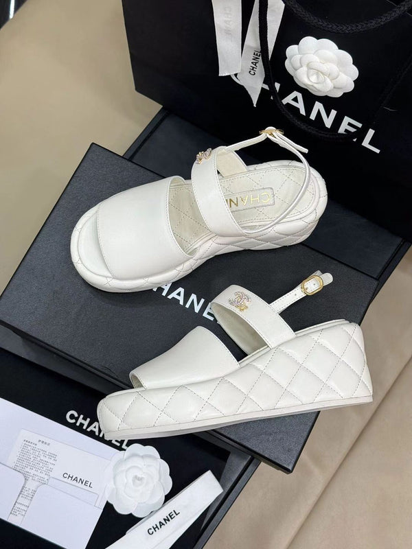 CC HIGH WEDGE SANDALS IN WHITE LAMBSKIN