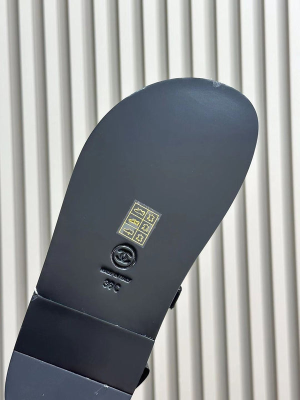 SANDALI CC DAD CON TRE CINTURINI IN PELLE DI AGNELLO NERA