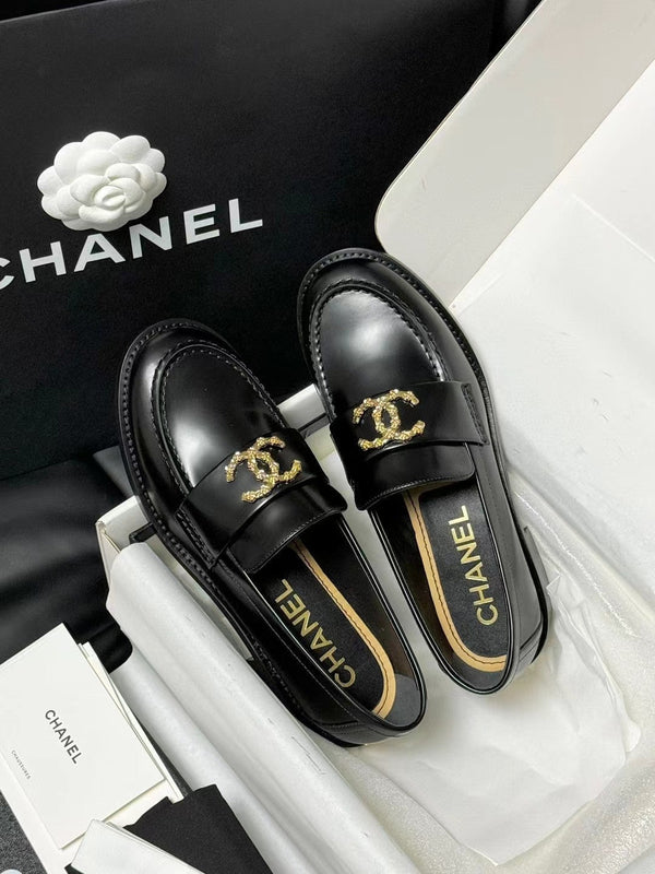CC LOAFER IN PELLE DI VITELLO NERA CON LOGO IN META'