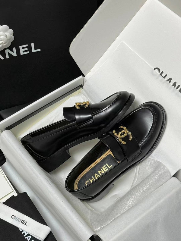 CC LOAFER IN PELLE DI VITELLO NERA CON LOGO IN META'