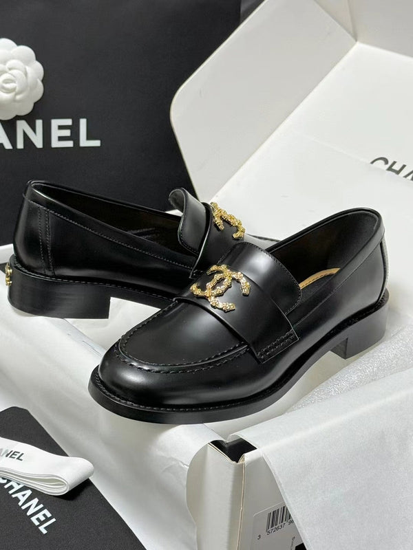 CC LOAFER IN PELLE DI VITELLO NERA CON LOGO IN META'