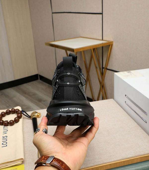 LV TRAINER IN PELLE DI VITELLO NERA E RETE TRASPIRANTE