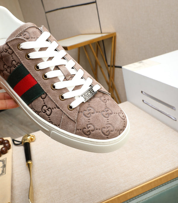 Sneaker GG ACE da uomo in pelle scamosciata goffrata marrone 516599