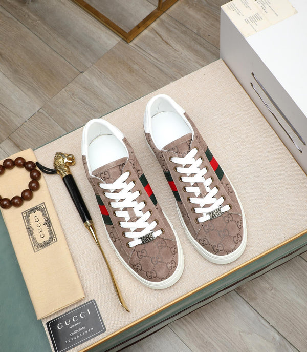 Sneaker GG ACE da uomo in pelle scamosciata goffrata marrone 516599