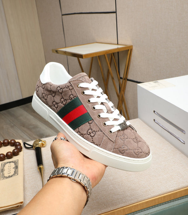 Sneaker GG ACE da uomo in pelle scamosciata goffrata marrone 516599