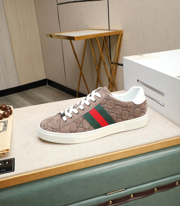 Sneaker GG ACE da uomo in pelle scamosciata goffrata marrone 516599