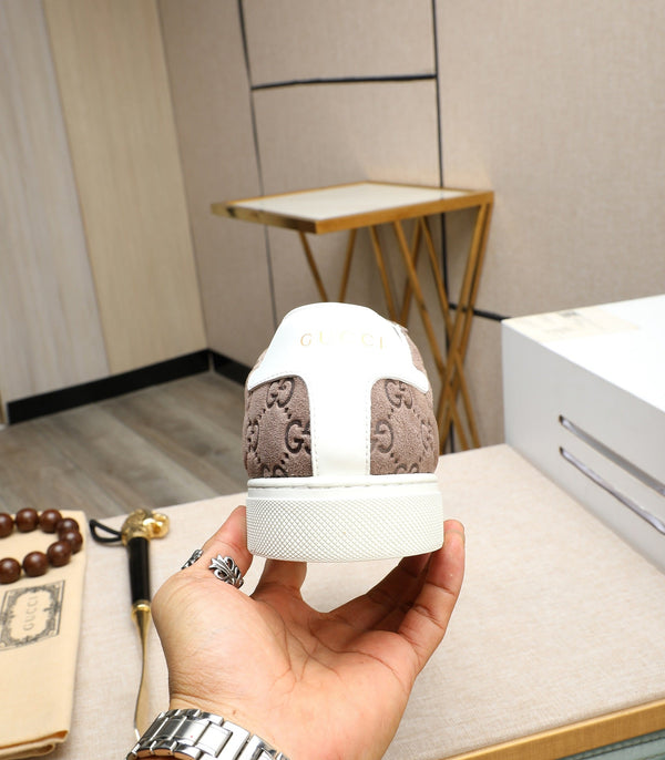 Sneaker GG ACE da uomo in pelle scamosciata goffrata marrone 516599