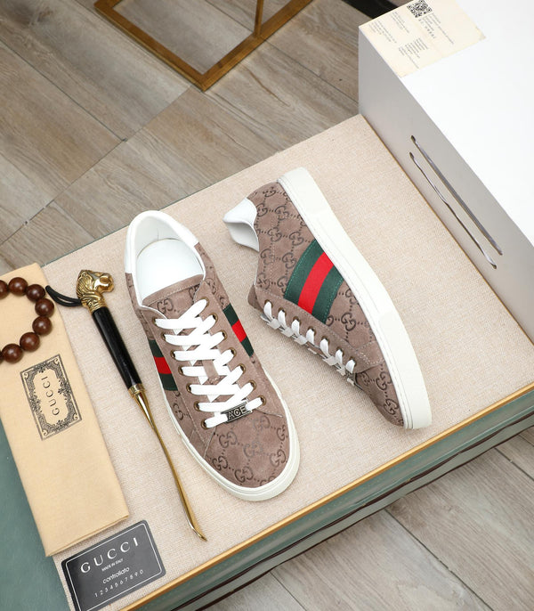 Sneaker GG ACE da uomo in pelle scamosciata goffrata marrone 516599