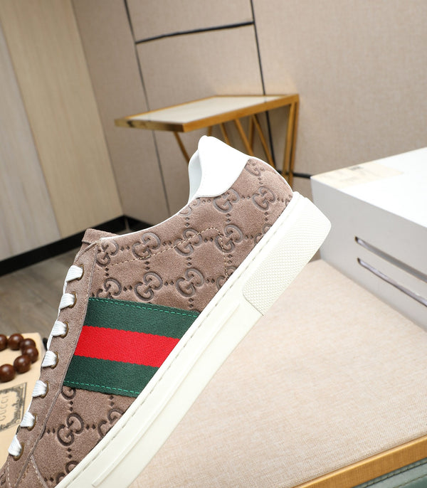 Sneaker GG ACE da uomo in pelle scamosciata goffrata marrone 516599