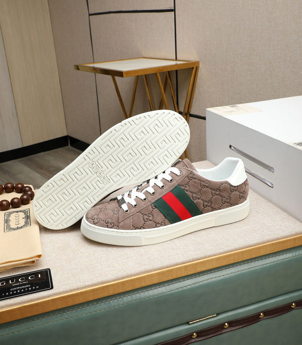 Sneaker GG ACE da uomo in pelle scamosciata goffrata marrone 516599