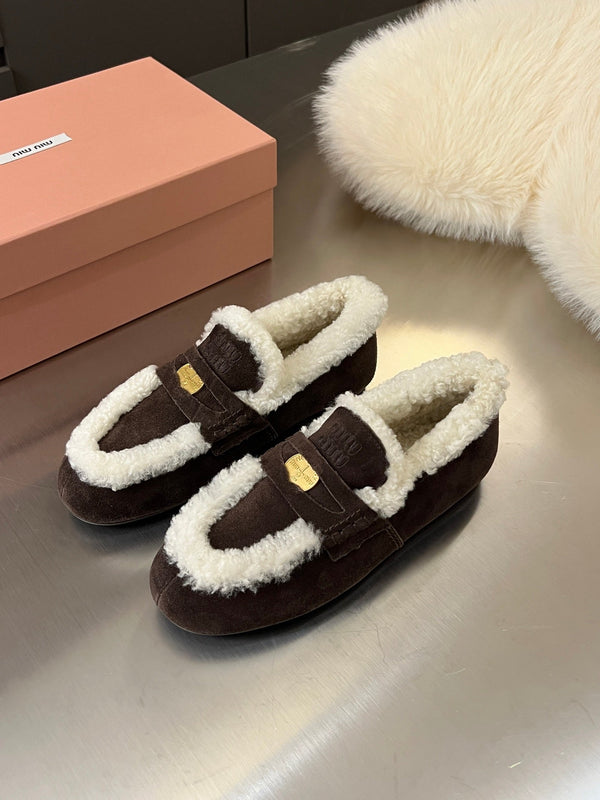 Mocassino Miu in pelle scamosciata e shearling color neutro intenso con logo in rilievo 455916