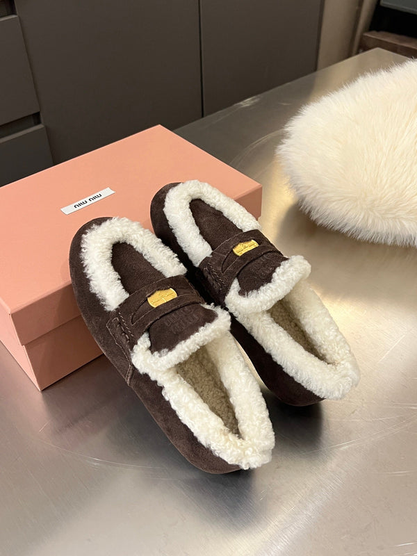 Mocassino Miu in pelle scamosciata e shearling color neutro intenso con logo in rilievo 455916